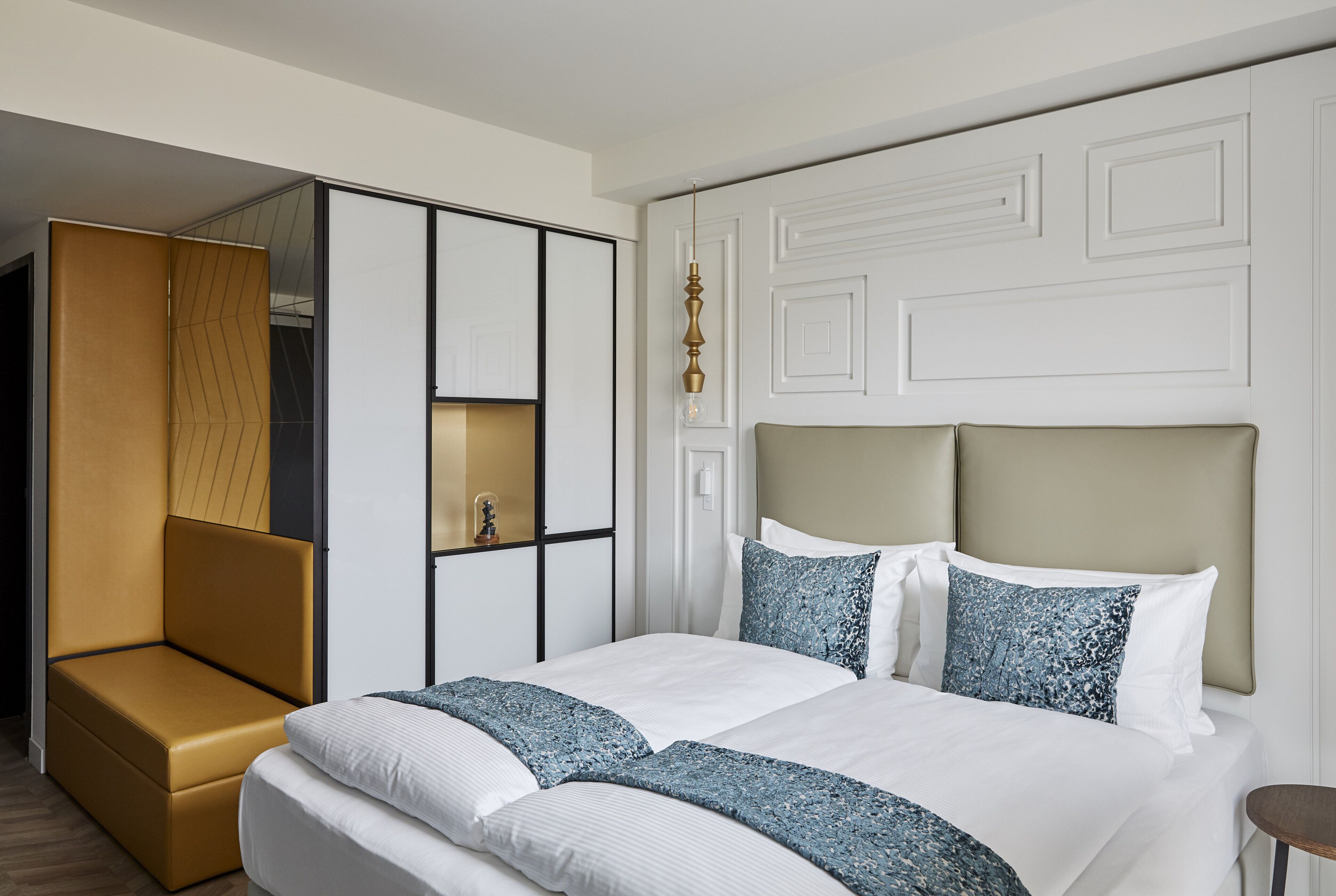 Ein Hotelzimmer mit Bett, Sitzgelegenheit und Kleiderschrank.