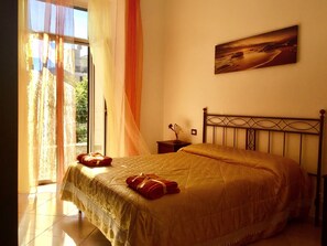 Habitació doble Comfort, bany privat (bear) | Roba de llit d'alta qualitat, escriptori i cortines opaques 