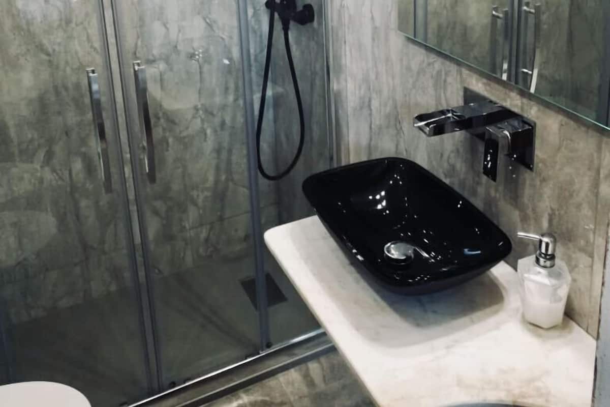 غرفة مزدوجة كلاسيكية - بحمام خاص (white) | حمام | تجهيزات دش، دُش غزير، مجففات شعر، مراحيض شطف