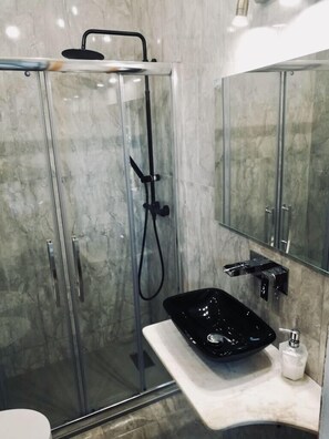 Dobbeltrom – classic, privat bad (white) | Bad | Dusj, regndusjhode, hårføner og bidé