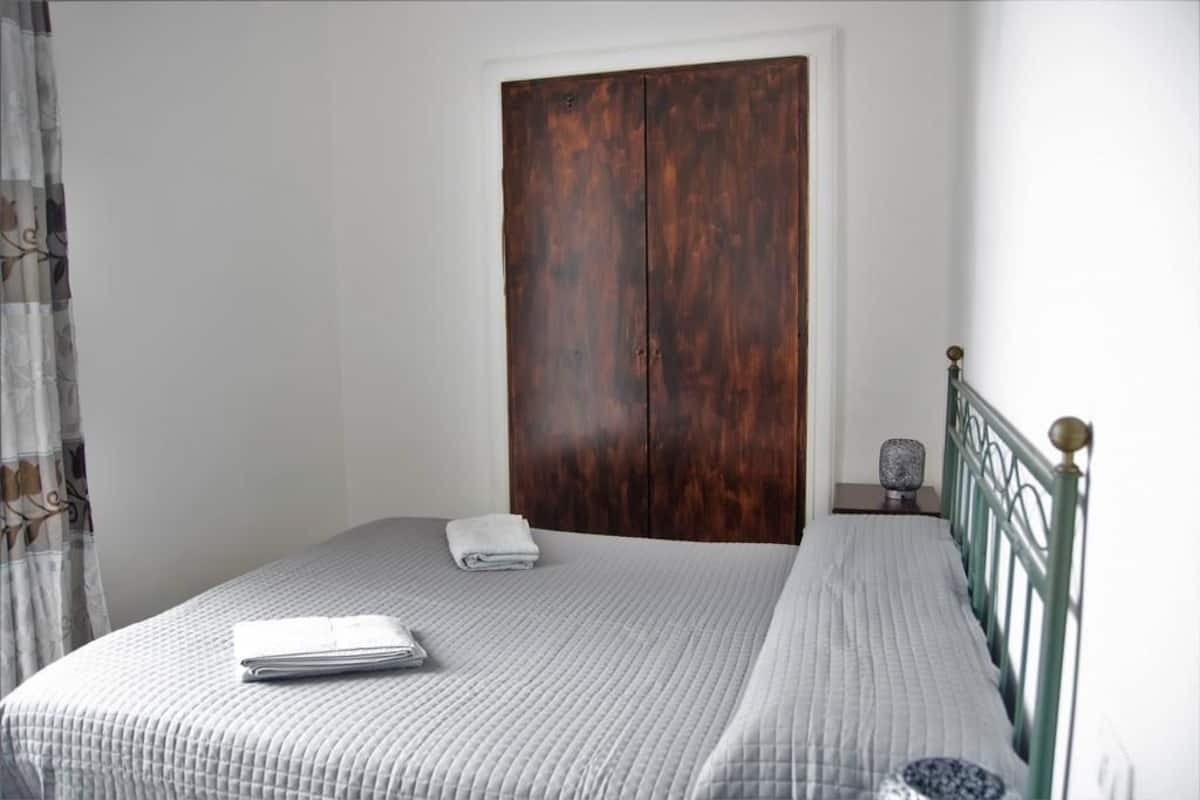 Quarto casal superior, banheiro privativo (aurora) | Roupas de cama premium, escrivaninha, cortinas blackout