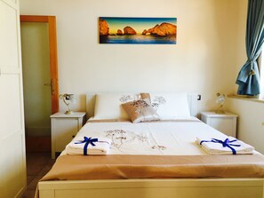Habitació doble, bany privat (External) | Roba de llit d'alta qualitat, escriptori i cortines opaques 