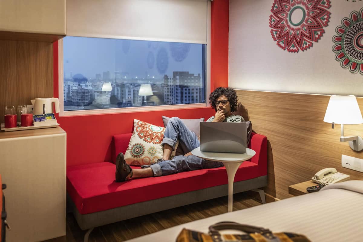 Standard Room, 1 Queen Bed | Hypo-allergenic bedding, memory foam beds, in-room safe, desk