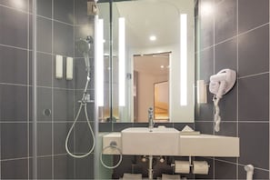 Dusche, umweltfreundliche Kosmetikartikel, Haartrockner, Handtücher