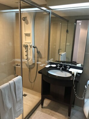 Dusche, kostenlose Toilettenartikel, Haartrockner, Hausschuhe