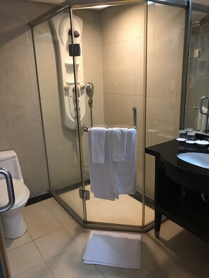 Standard Double Room | Bathroom shower - Gin Lon Lake motel (New Taipei City)