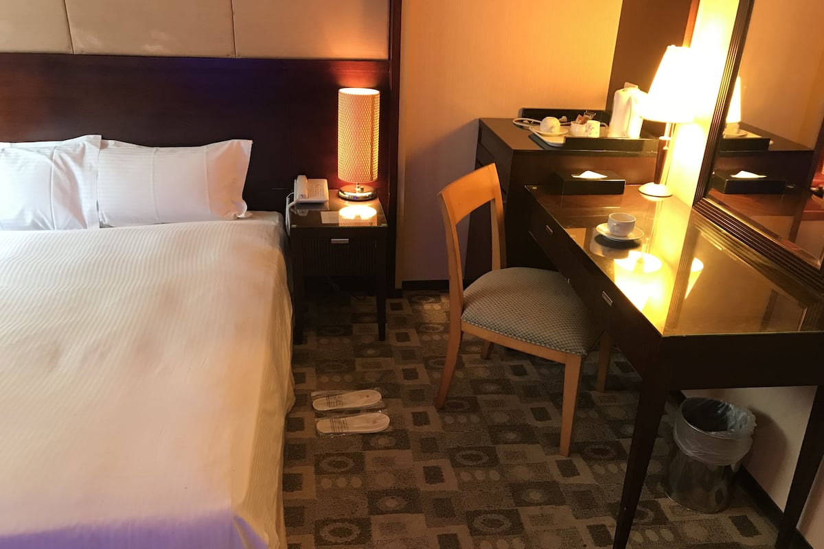 Habitaci ón estándar doble | Escritorio, tabla de planchar con plancha, wifi gratis y ropa de cama