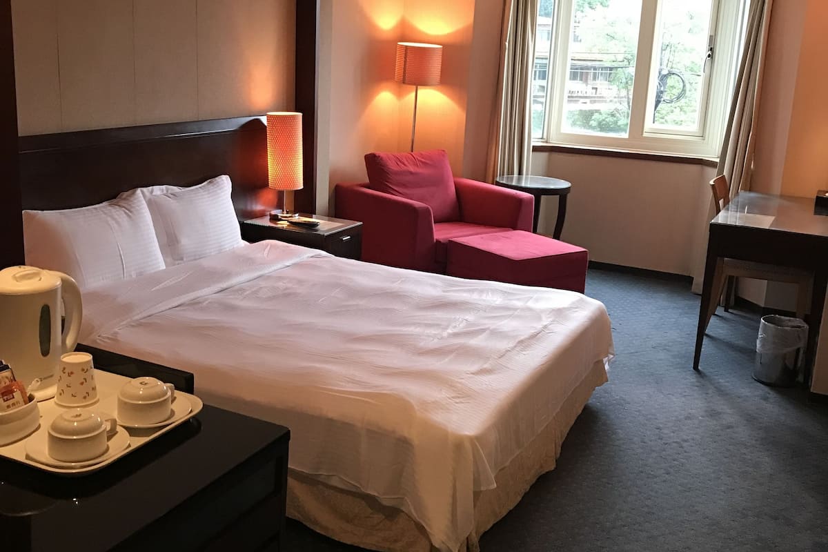 Habitación clásica doble | Escritorio, tabla de planchar con plancha, wifi gratis y ropa de cama