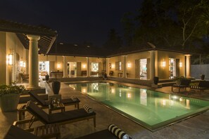 Outdoor pool, pool loungers - Monara House (Unawatuna)