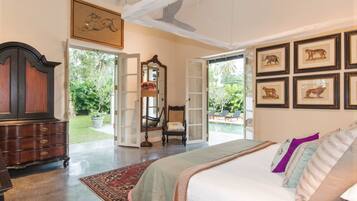 Luxury Villa, 4 Bedrooms | Peti besi dalam bilik, dihias secara berasingan
