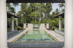 Piscine extérieure, chaises longues