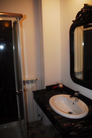 Familienzimmer, Verbindungszimmer | Waschbecken im Bad