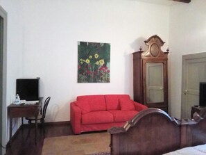 Royal Double Room, Bathtub | Living area