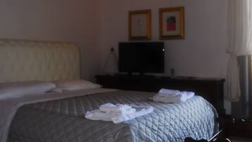 Family Room, Connecting Rooms | Desk, free cribs/infant beds, free rollaway beds, free WiFi