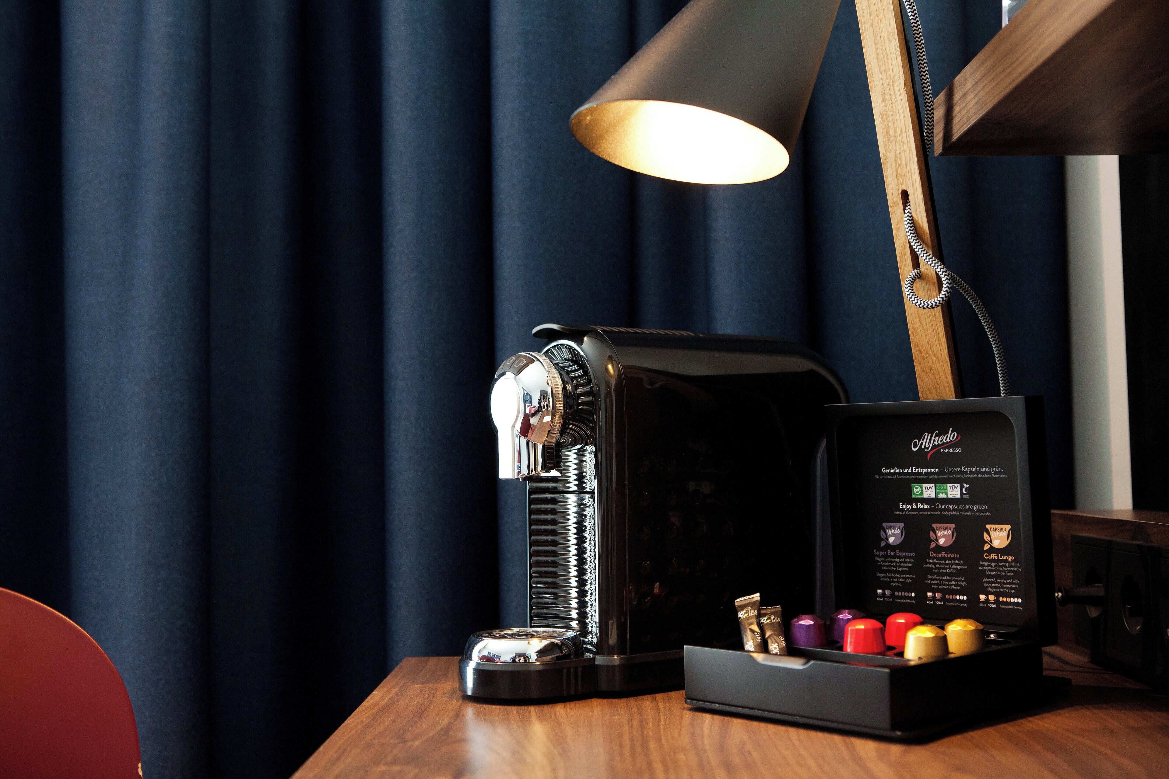 premium room, 1 queen bed | room amenity