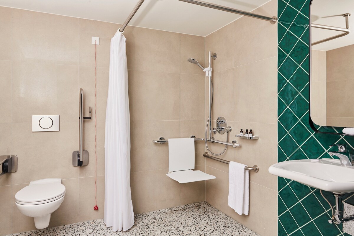 Habitación estándar, 1 cama de matrimonio, accesible para personas con discapacidad | Minibar, caja fuerte, escritorio y espacio para trabajar con un portátil