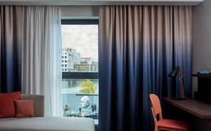 Camera Premium, 1 letto queen (East Side Gallery View) | Minibar, una cassaforte in camera, una scrivania, postazione laptop