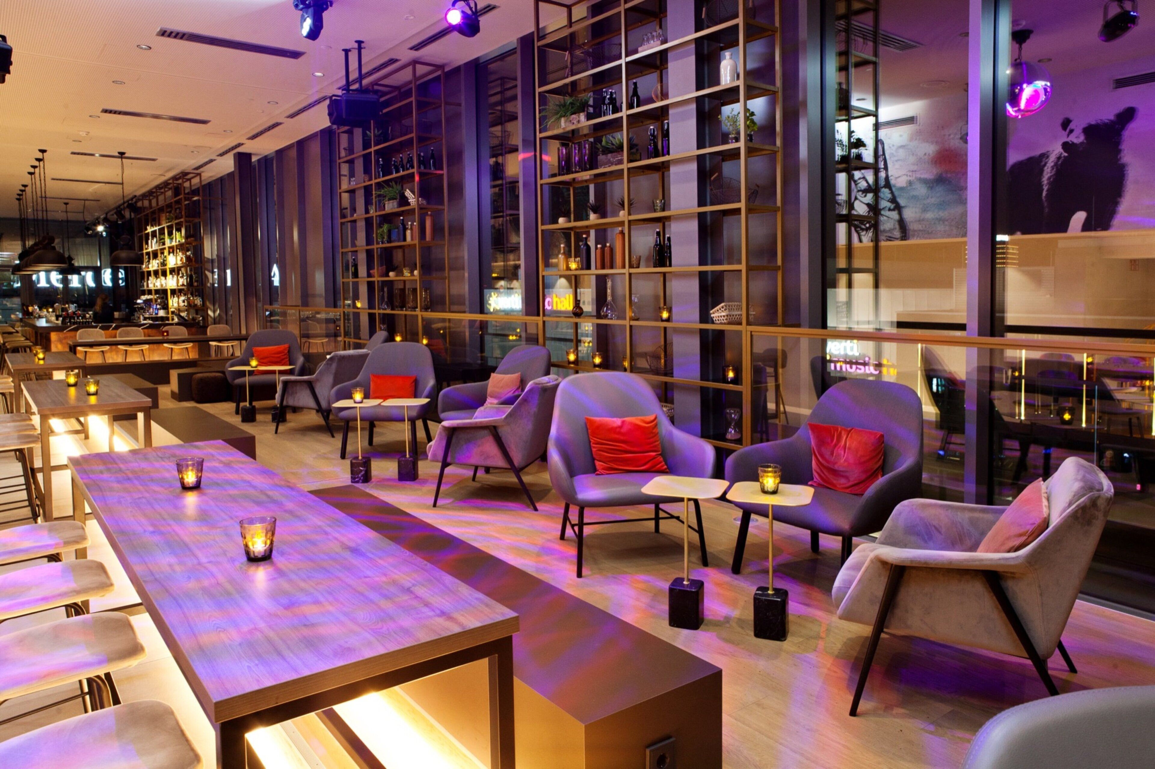 Eine moderne Bar mit Sitzgelegenheiten und Flaschenregalen.