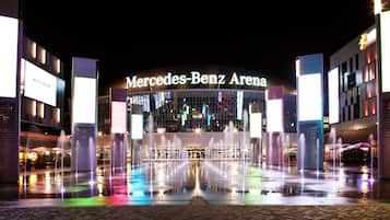 La Arena Mercedes-Benz con un espectáculo de fuente de agua central.