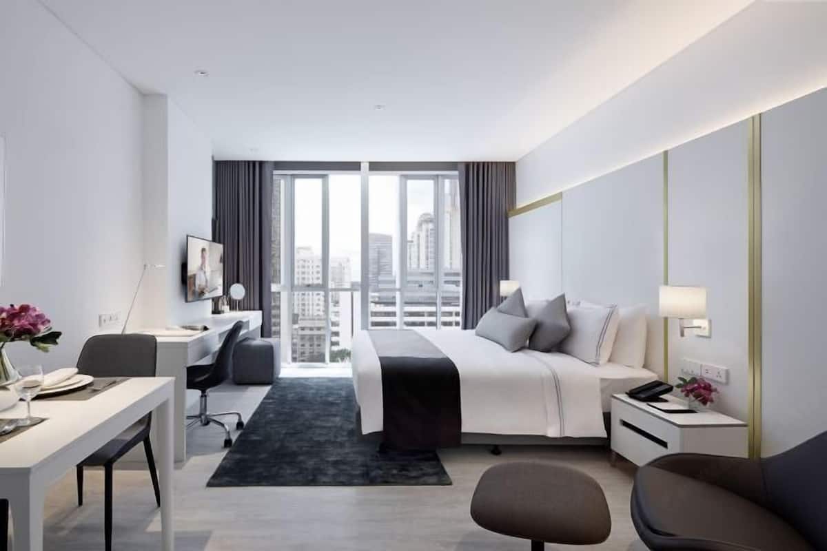 1 bedroom, premium bedding, in-room safe, desk