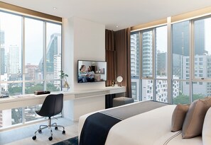 高級寢具、客房內保險箱、書桌、筆電工作空間