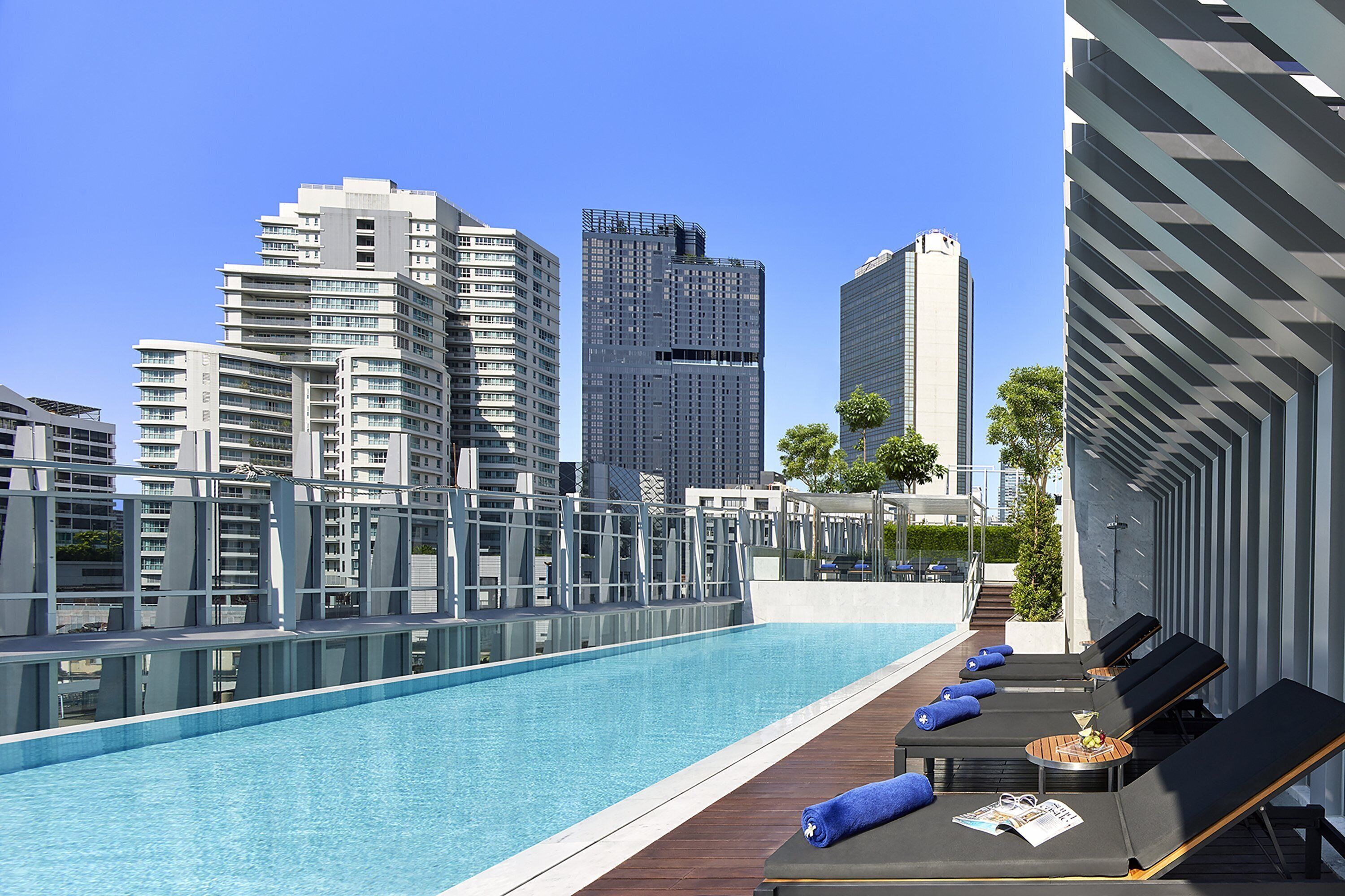 Alberca al aire libre y camastros 