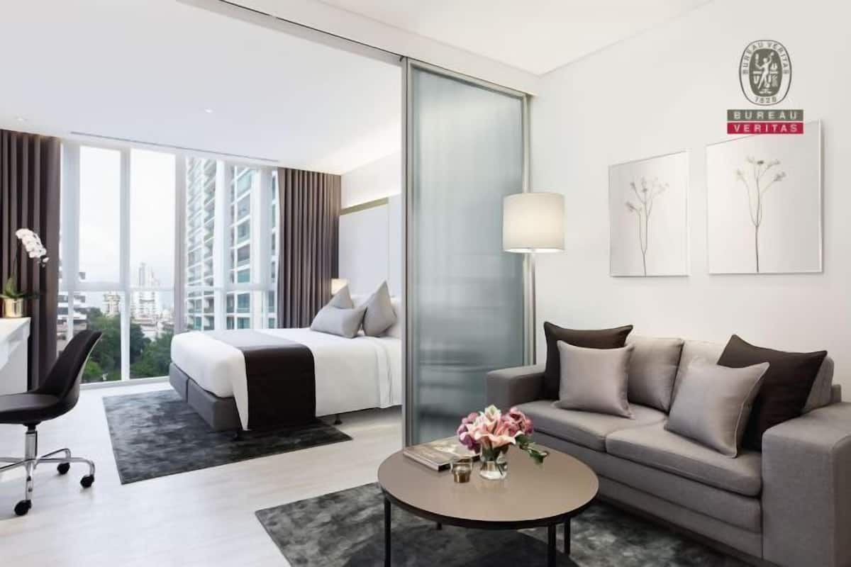 Premium bedding, in-room safe, desk, laptop workspace