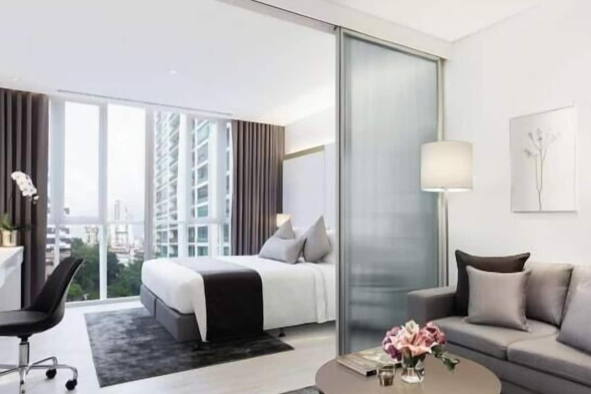 Premium bedding, in-room safe, desk, laptop workspace