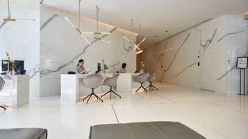 Een moderne receptie met marmeren wanden en een strak, minimalistisch design.
