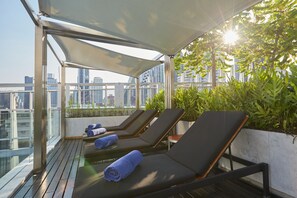 Outdoor pool, pool loungers - Somerset Maison Asoke Bangkok (Bangkok)