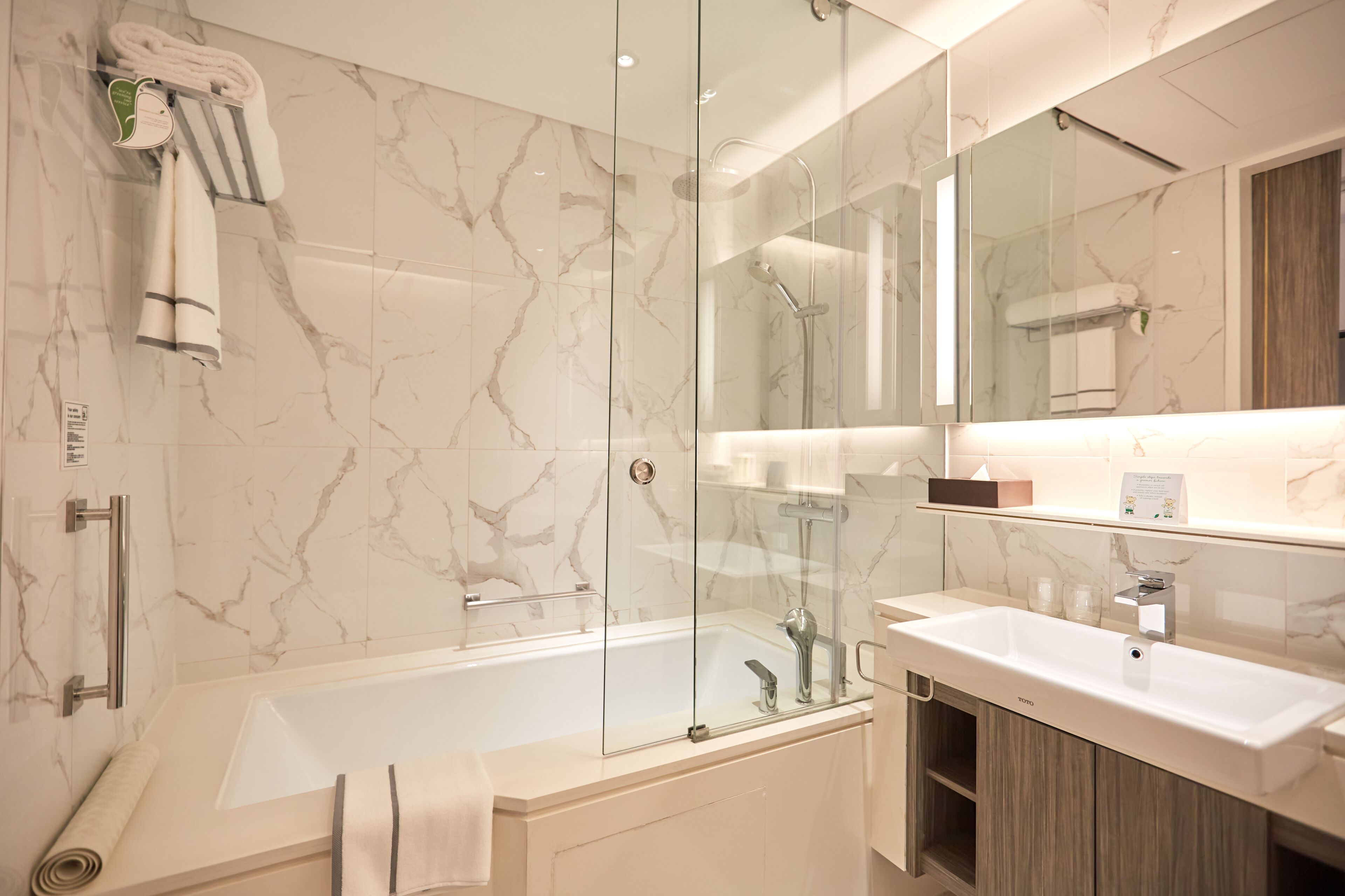 combined shower/bathtub, rainfall showerhead, eco-friendly toiletries