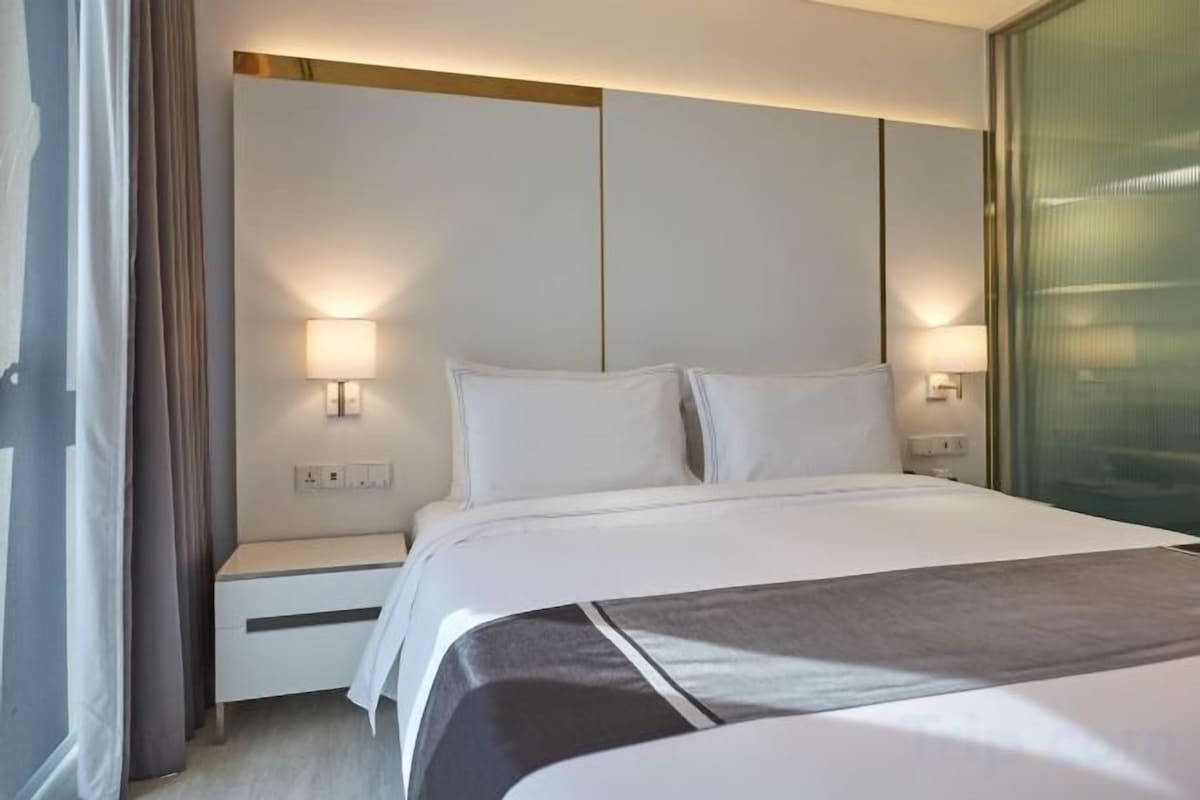 Premium bedding, in-room safe, desk, laptop workspace