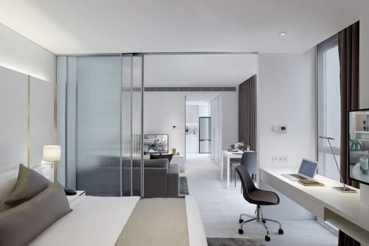 Premium bedding, in-room safe, desk, laptop workspace