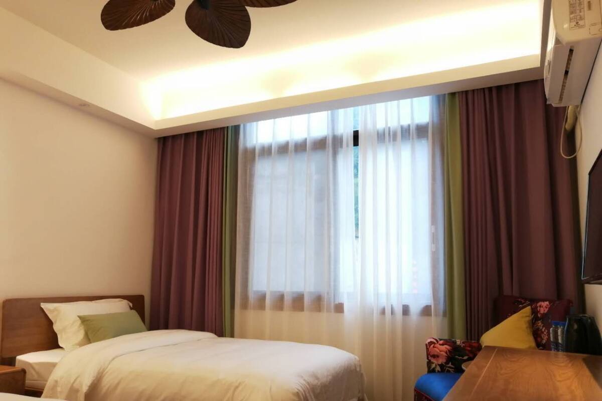 Habitación superior con 2 camas individuales | Decoración personalizada, muebles diferentes y escritorio