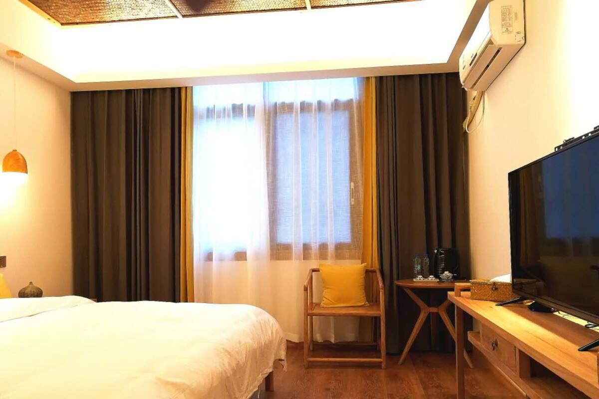 Habitación doble superior | Decoración personalizada, muebles diferentes y escritorio