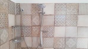 Appartement, 1 slaapkamer, uitzicht op bergen (Mini House ) | Badkamer | Een douche, een regendouche, gratis toiletartikelen, een haardroger