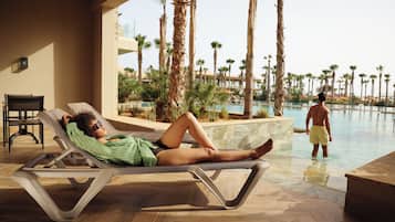 Junior suite, terras (Pool Access, Adults Only) | Een minibar met enkele gratis items, een kluis op de kamer