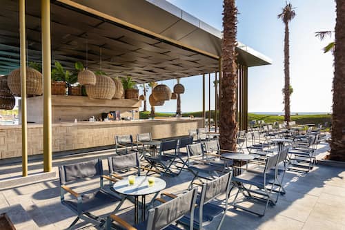 Bar en bord de piscine