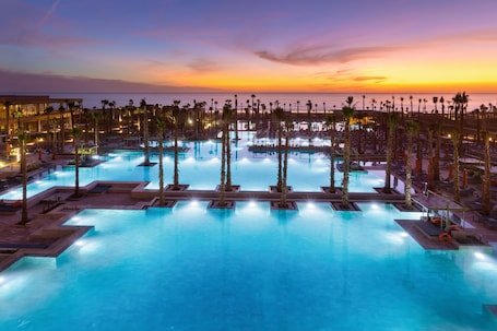 Una piscina techada, 7 piscinas al aire libre, sombrillas