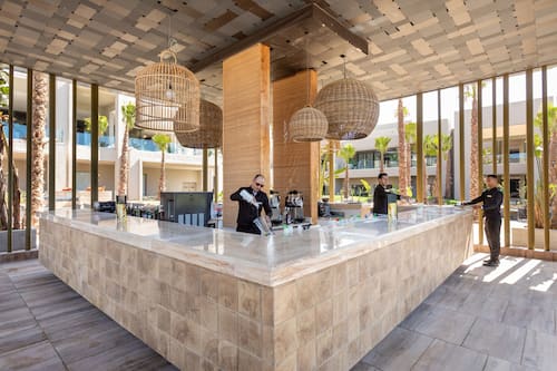 Bar en bord de piscine