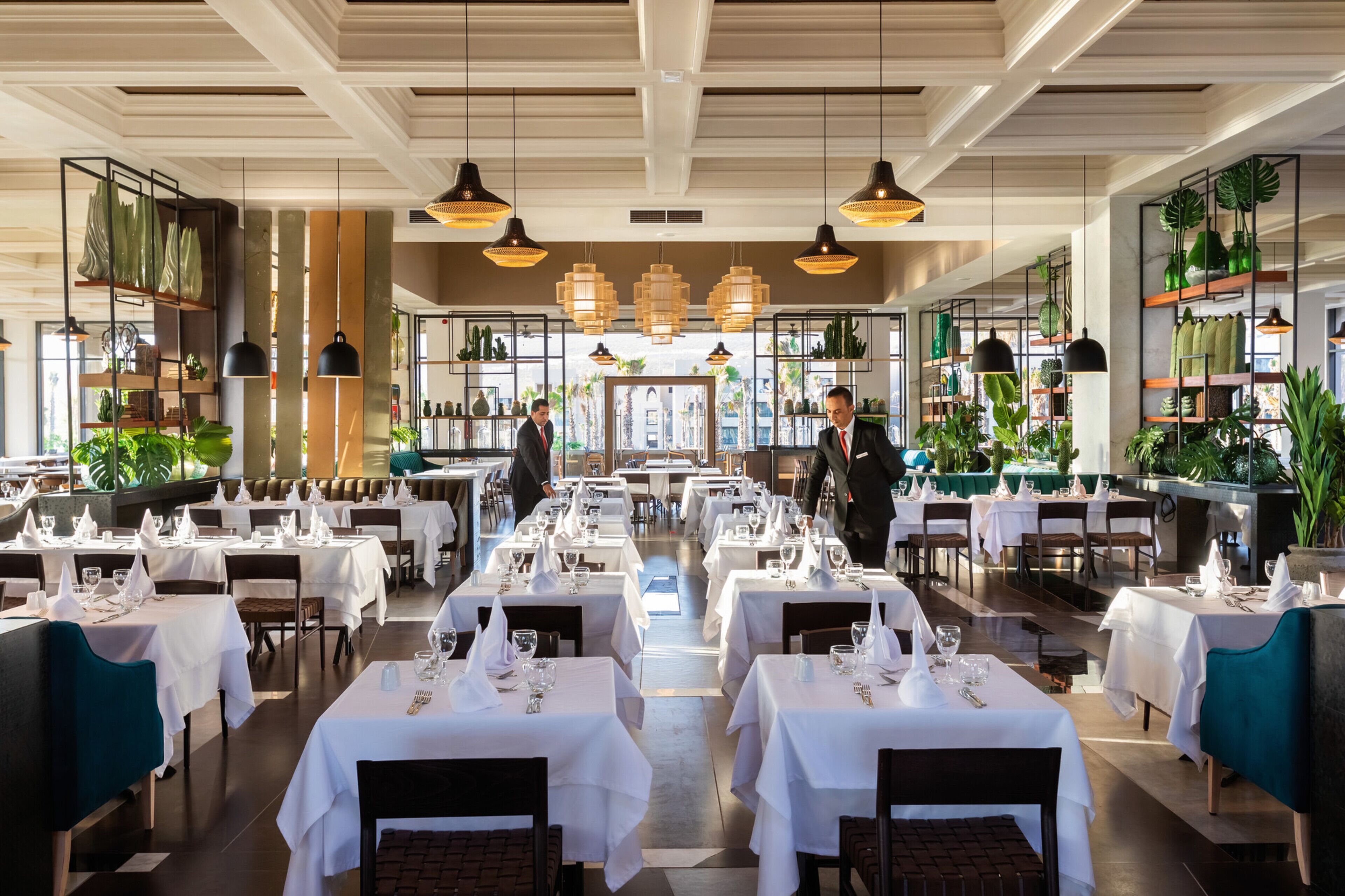4 restaurantes; se sirven desayunos, comidas y cenas