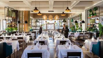 4 restaurantes; se sirven desayunos, comidas y cenas