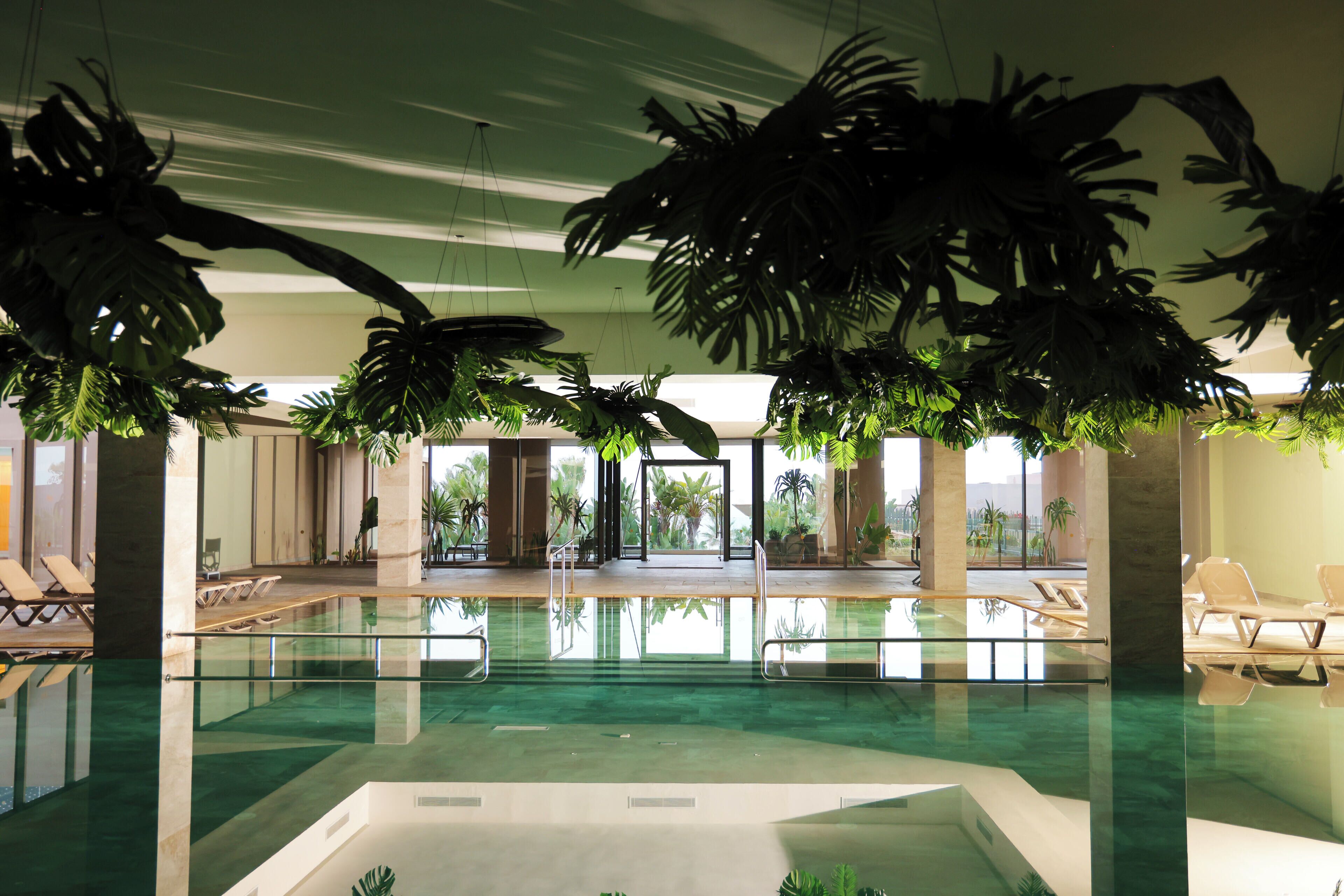 Piscine couverte, 7 piscines extérieures, parasols de plage