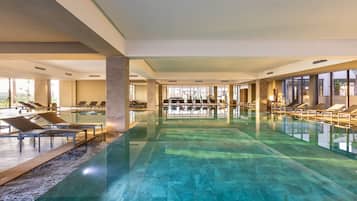 Una piscina techada, 7 piscinas al aire libre, sombrillas