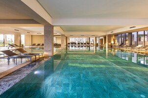 Una piscina techada, 7 piscinas al aire libre, sombrillas