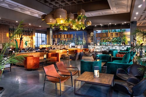 2 Bars/Lounges, 2 Poolbars, Bar im Pool