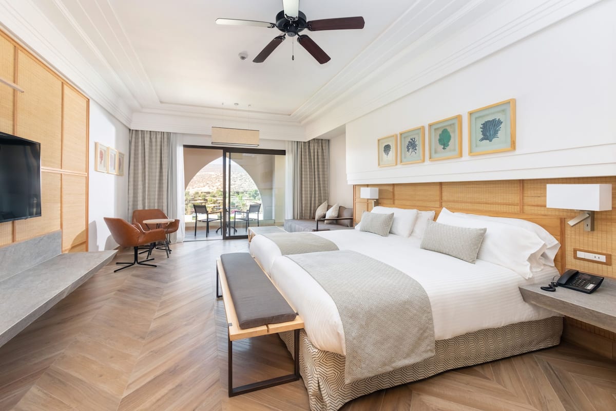Minibar với thức ăn, đồ uống miễn phí, két bảo mật tại phòng