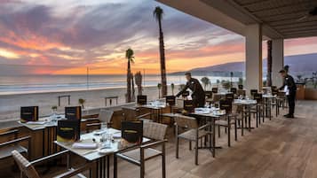 4 restaurants, breakfast, lunch, dinner served; Fusion cuisine