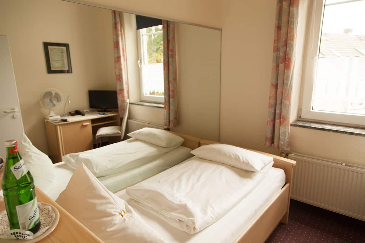 Single Room | In-room safe, desk, iron/ironing board (on request), WiFi (free)