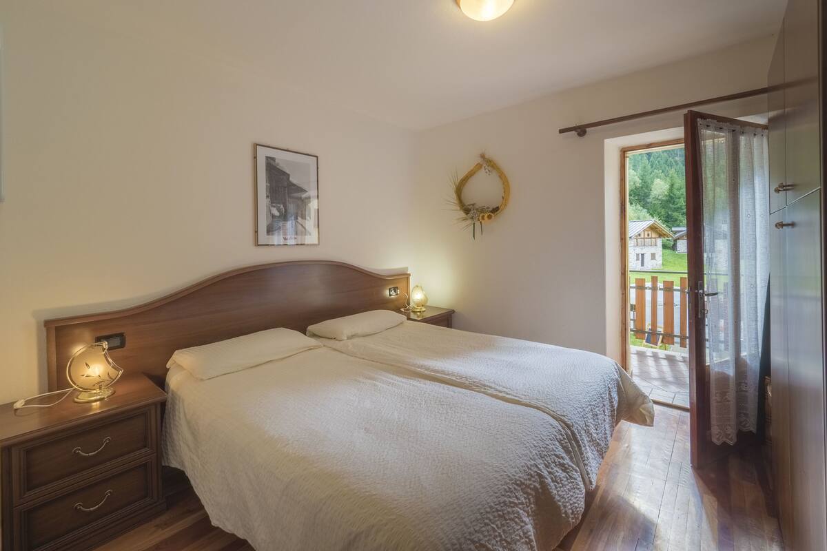 Habitación doble, baño compartido | Cunas y wifi gratis